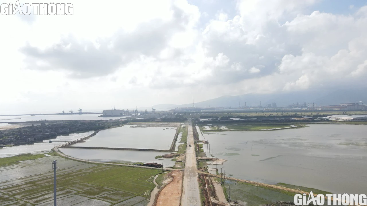 Dồn lực thi công đường trục chính Khu kinh tế Vũng Áng trước mùa mưa lũ - Ảnh 9.