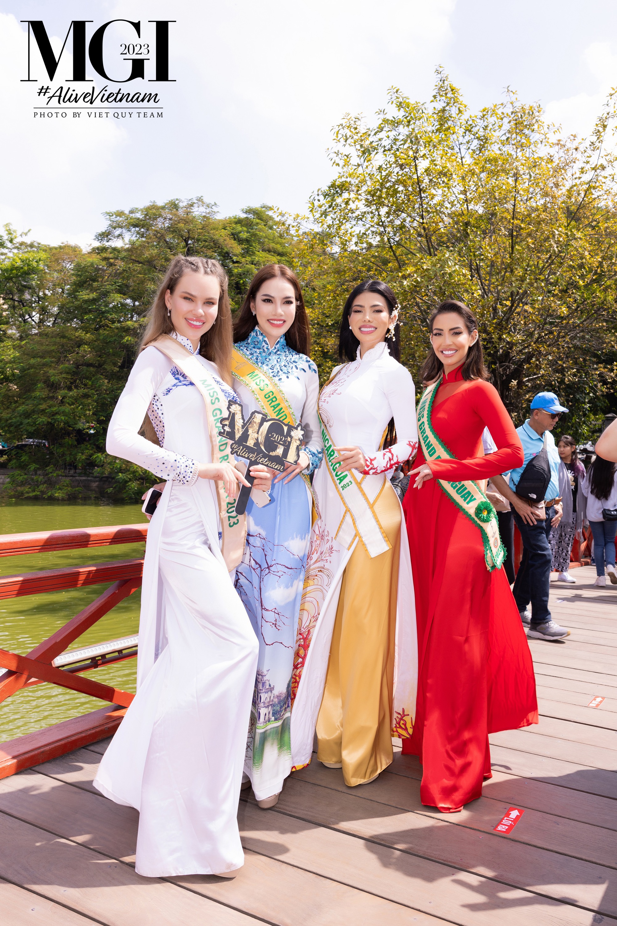 Lê Hoàng Phương cùng dàn thí sinh Miss Grand International duyên dáng trong tà áo dài - Ảnh 10.