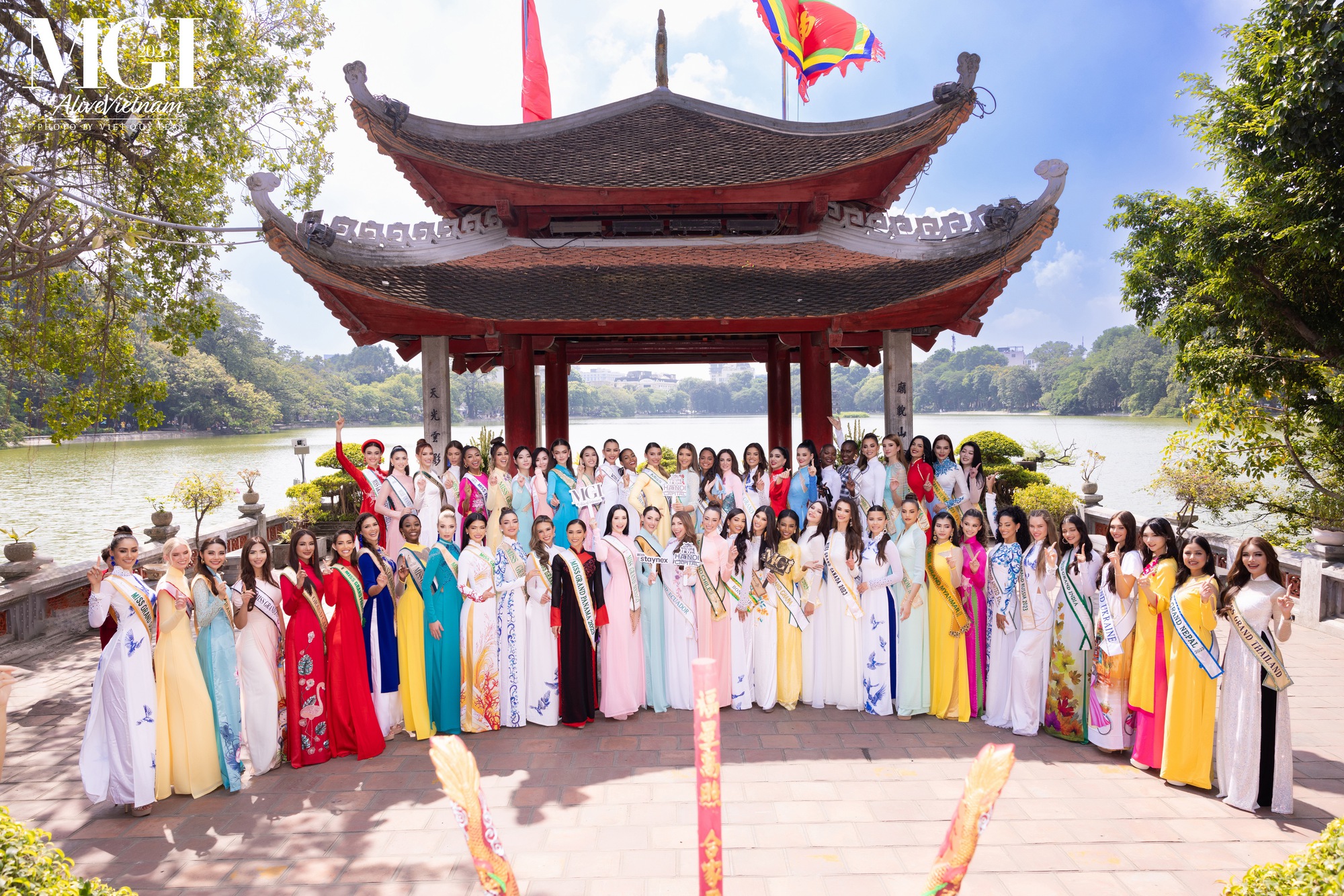 Lê Hoàng Phương cùng dàn thí sinh Miss Grand International duyên dáng trong tà áo dài - Ảnh 1.