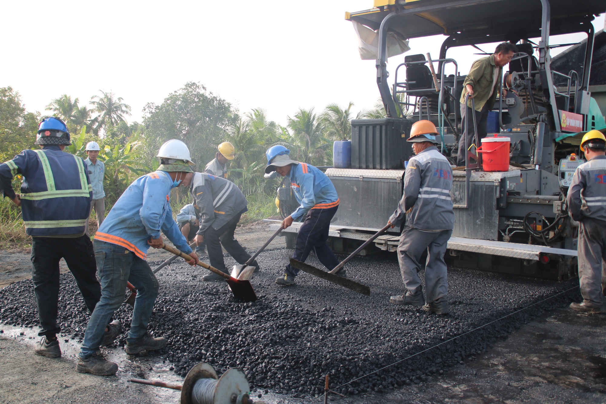 Thảm những km bê tông nhựa đầu tiên trên cao tốc Mỹ Thuận-Cần Thơ - Ảnh 2.