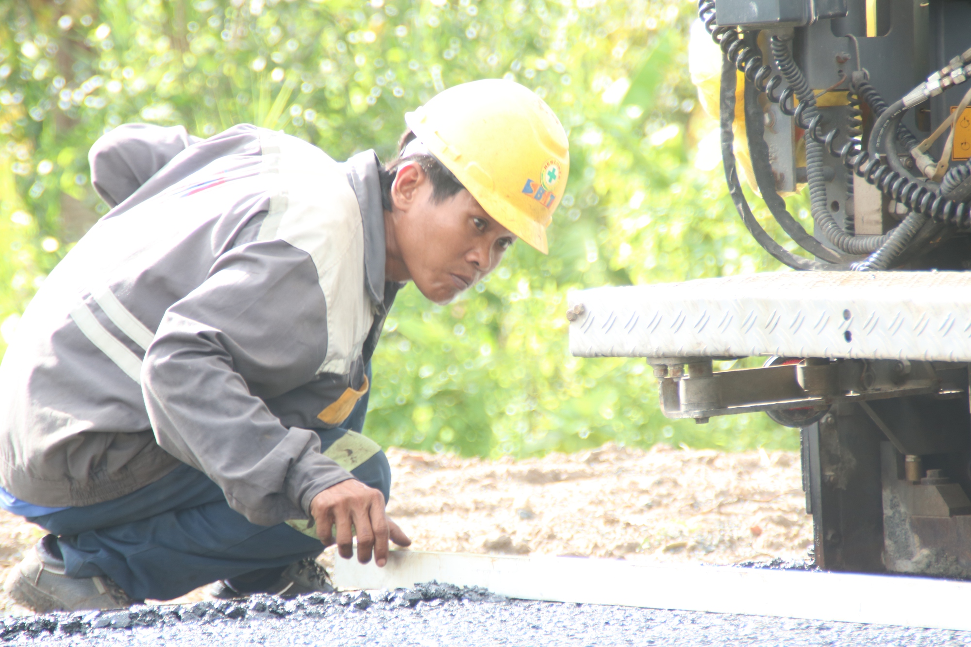 Thảm những km bê tông nhựa đầu tiên trên cao tốc Mỹ Thuận-Cần Thơ - Ảnh 6.