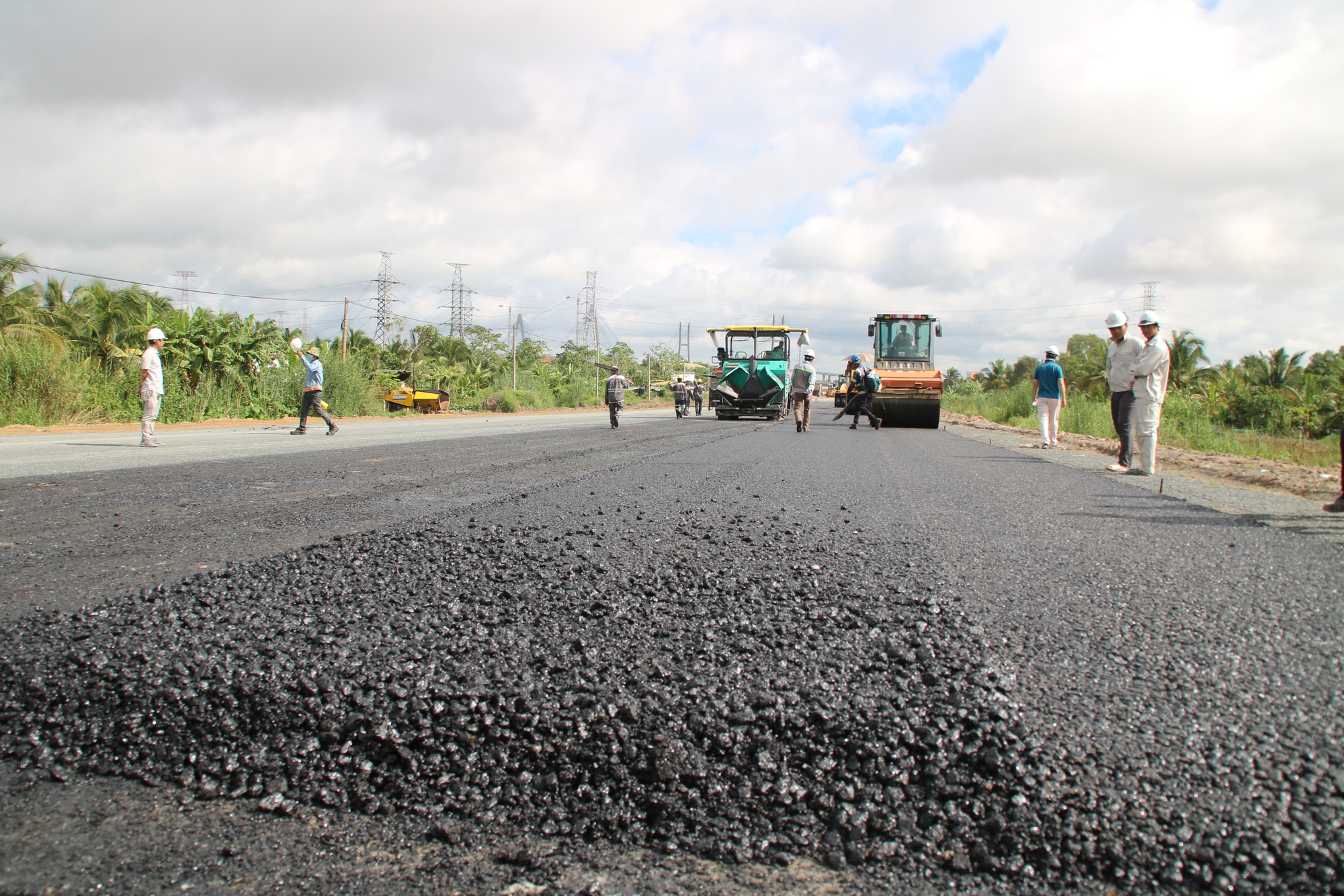 Thảm những km bê tông nhựa đầu tiên trên cao tốc Mỹ Thuận-Cần Thơ - Ảnh 1.