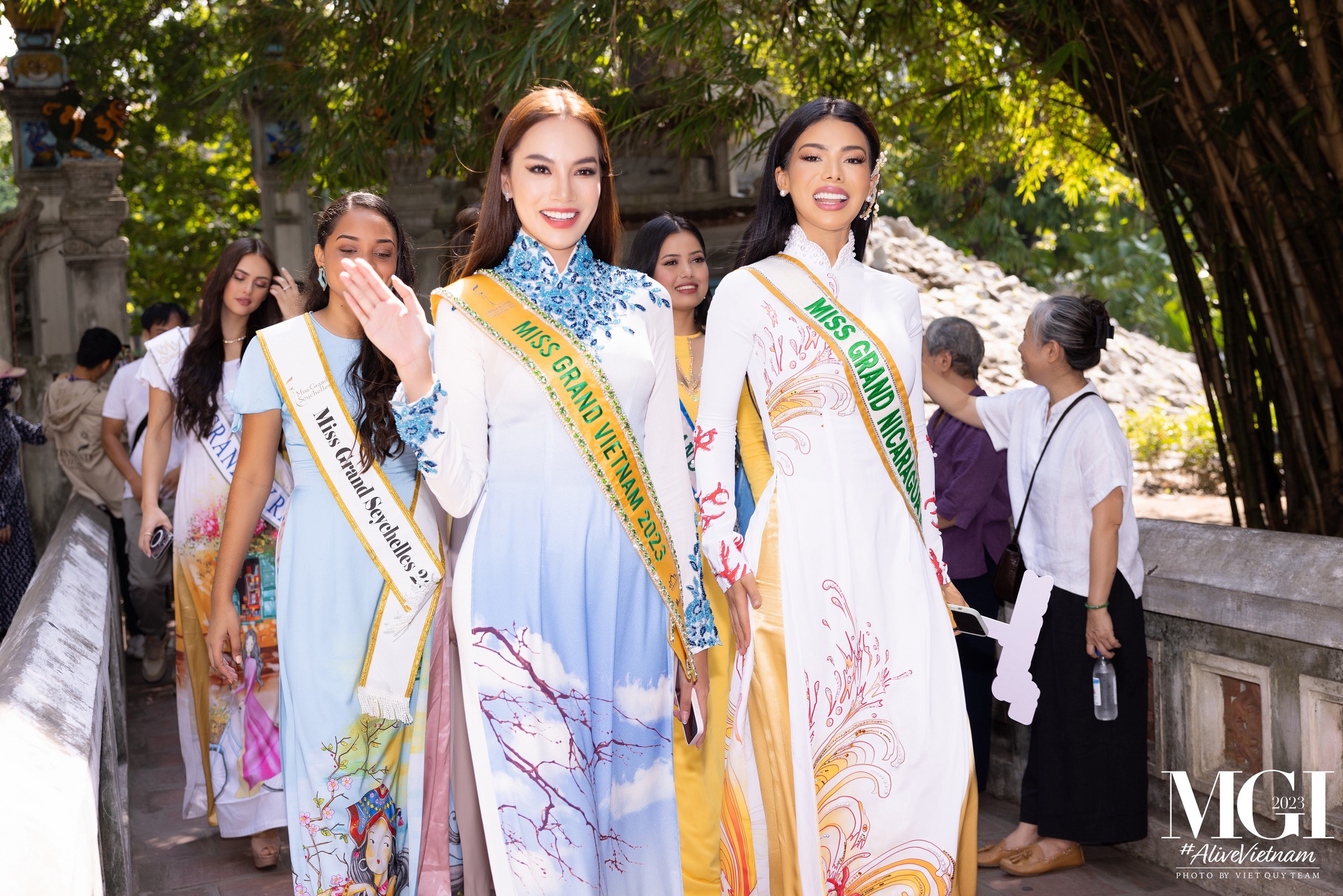 Lê Hoàng Phương cùng dàn thí sinh Miss Grand International duyên dáng trong tà áo dài - Ảnh 11.
