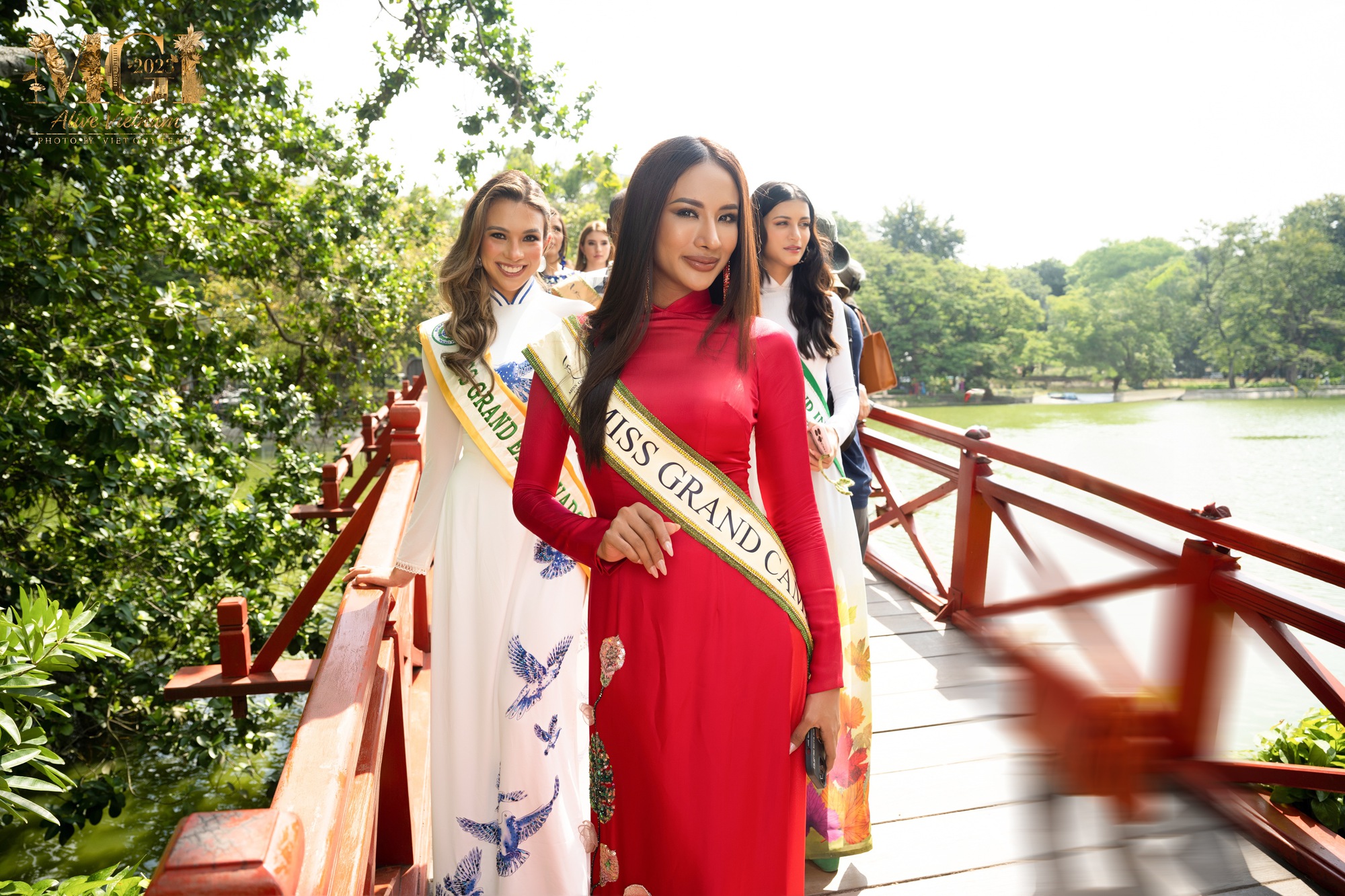 Lê Hoàng Phương cùng dàn thí sinh Miss Grand International duyên dáng trong tà áo dài - Ảnh 12.