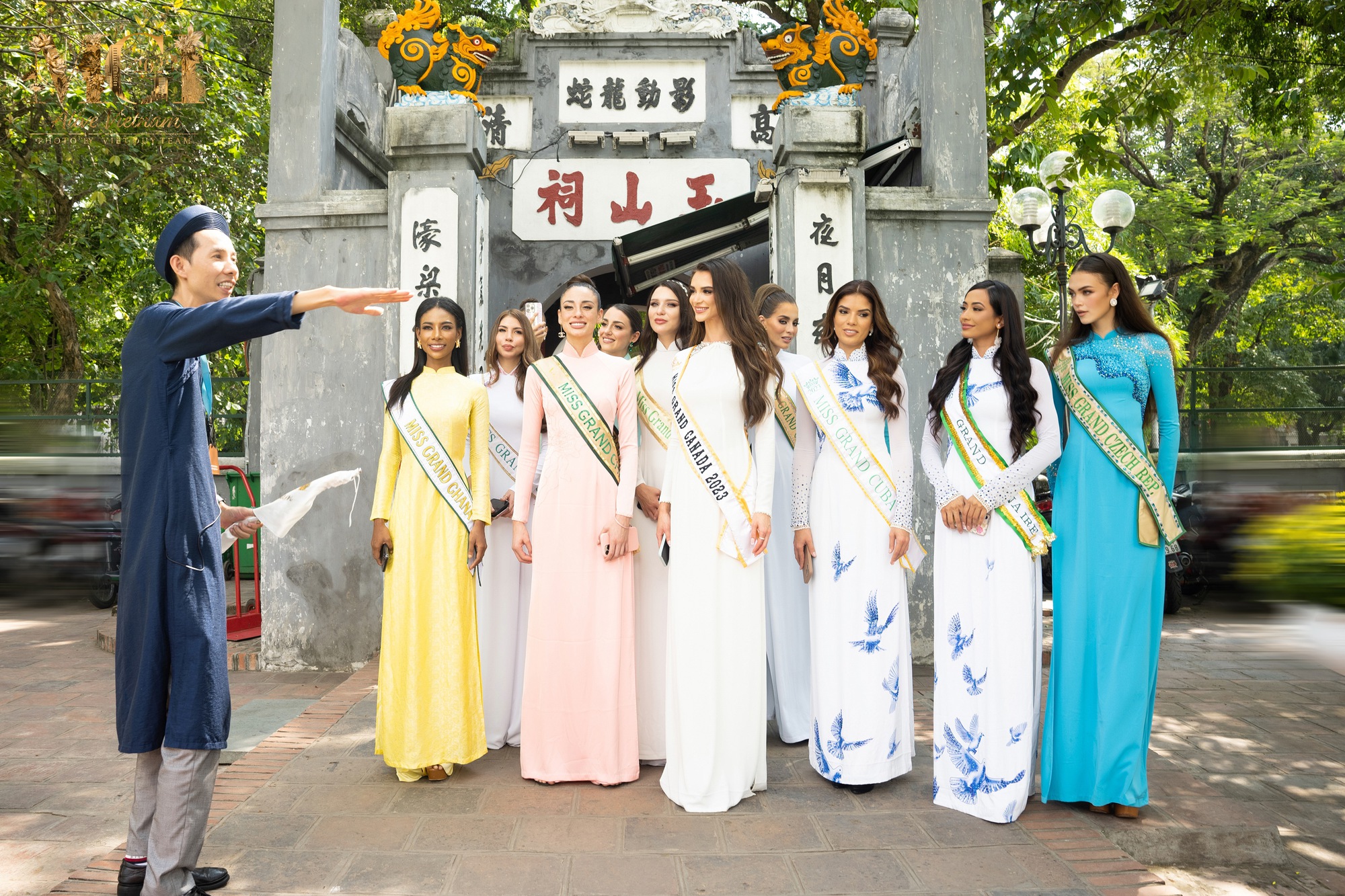 Lê Hoàng Phương cùng dàn thí sinh Miss Grand International duyên dáng trong tà áo dài - Ảnh 6.