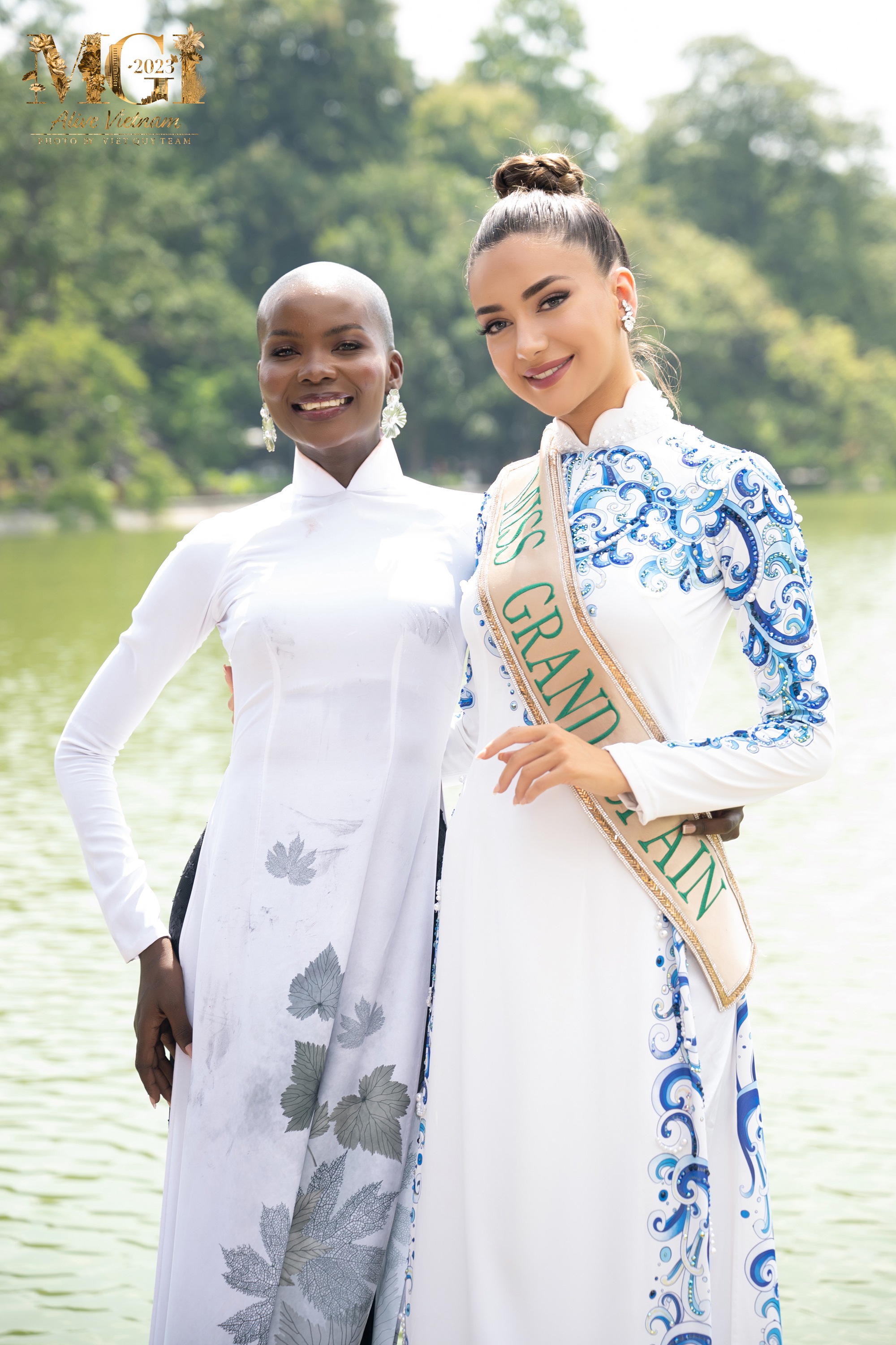 Lê Hoàng Phương cùng dàn thí sinh Miss Grand International duyên dáng trong tà áo dài - Ảnh 3.
