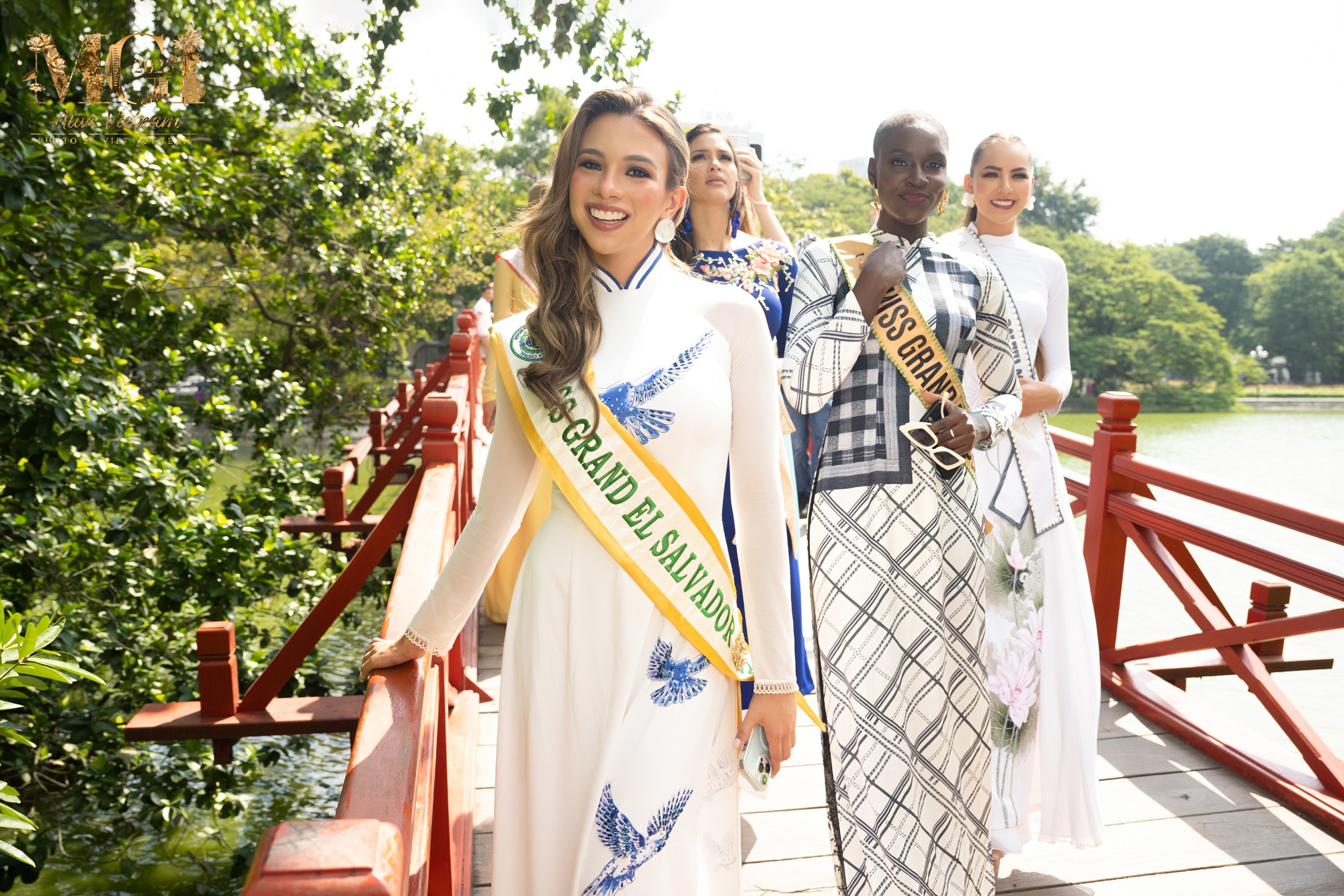 Lê Hoàng Phương cùng dàn thí sinh Miss Grand International duyên dáng trong tà áo dài - Ảnh 4.