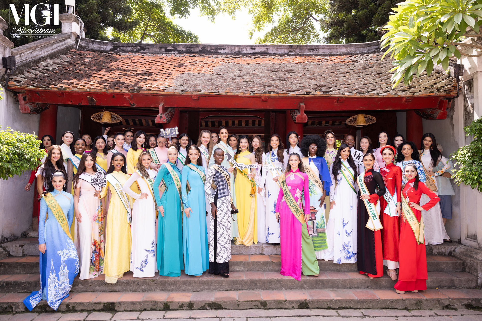 Lê Hoàng Phương cùng dàn thí sinh Miss Grand International duyên dáng trong tà áo dài - Ảnh 8.