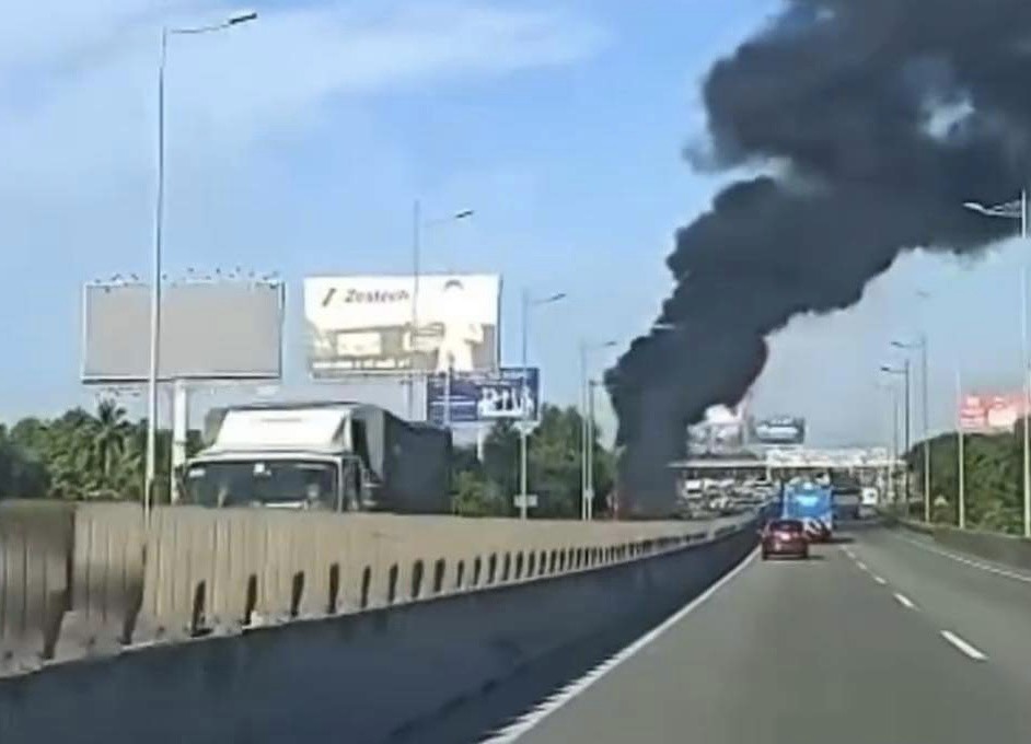 Xe container bốc cháy ngùn ngụt trên cao tốc TP.HCM – Long Thành – Dầu Giây - Ảnh 2.