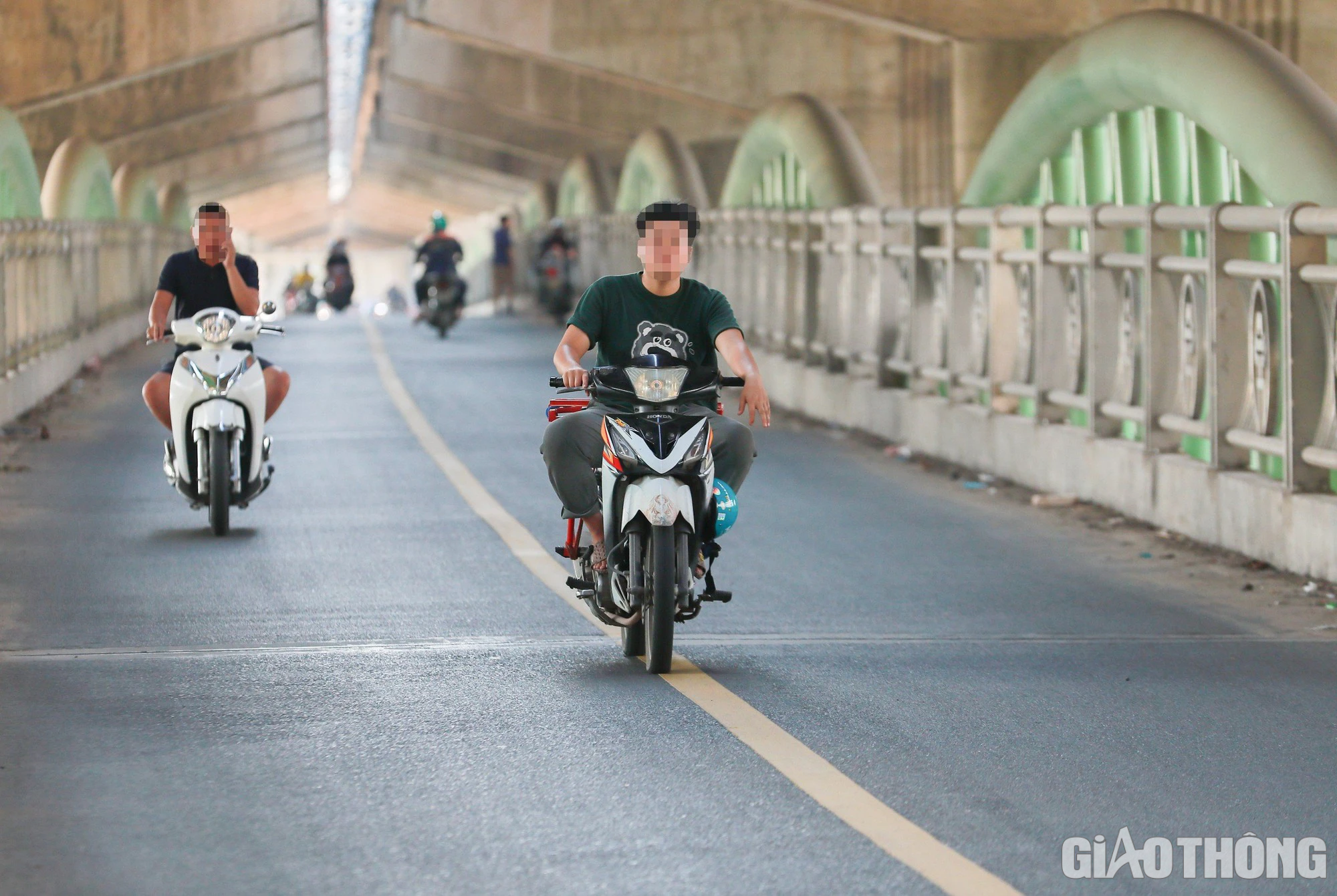 Cầu vòm thép 65 tỷ ở Hà Nội trở thành nơi người dân thoải mái vi phạm giao thông - Ảnh 1.