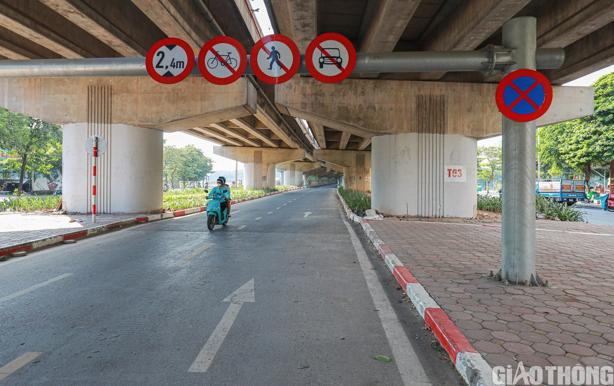 Cầu vòm thép 65 tỷ ở Hà Nội trở thành nơi người dân thoải mái vi phạm giao thông - Ảnh 2.