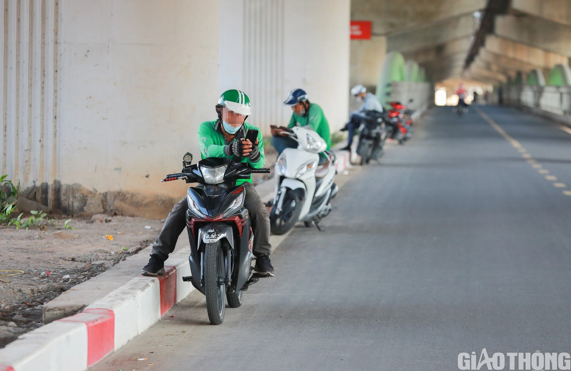 Cầu vòm thép 65 tỷ ở Hà Nội trở thành nơi người dân thoải mái vi phạm giao thông - Ảnh 3.