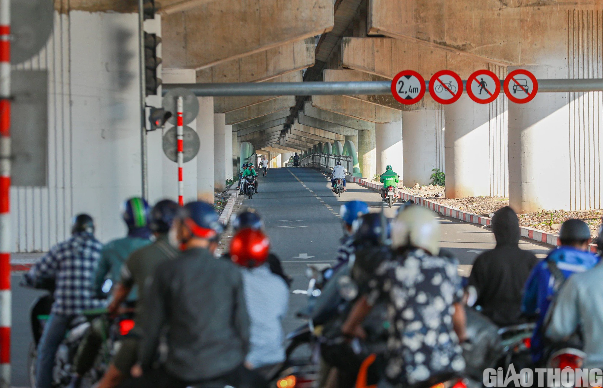 Cầu vòm thép 65 tỷ ở Hà Nội trở thành nơi người dân thoải mái vi phạm giao thông - Ảnh 5.