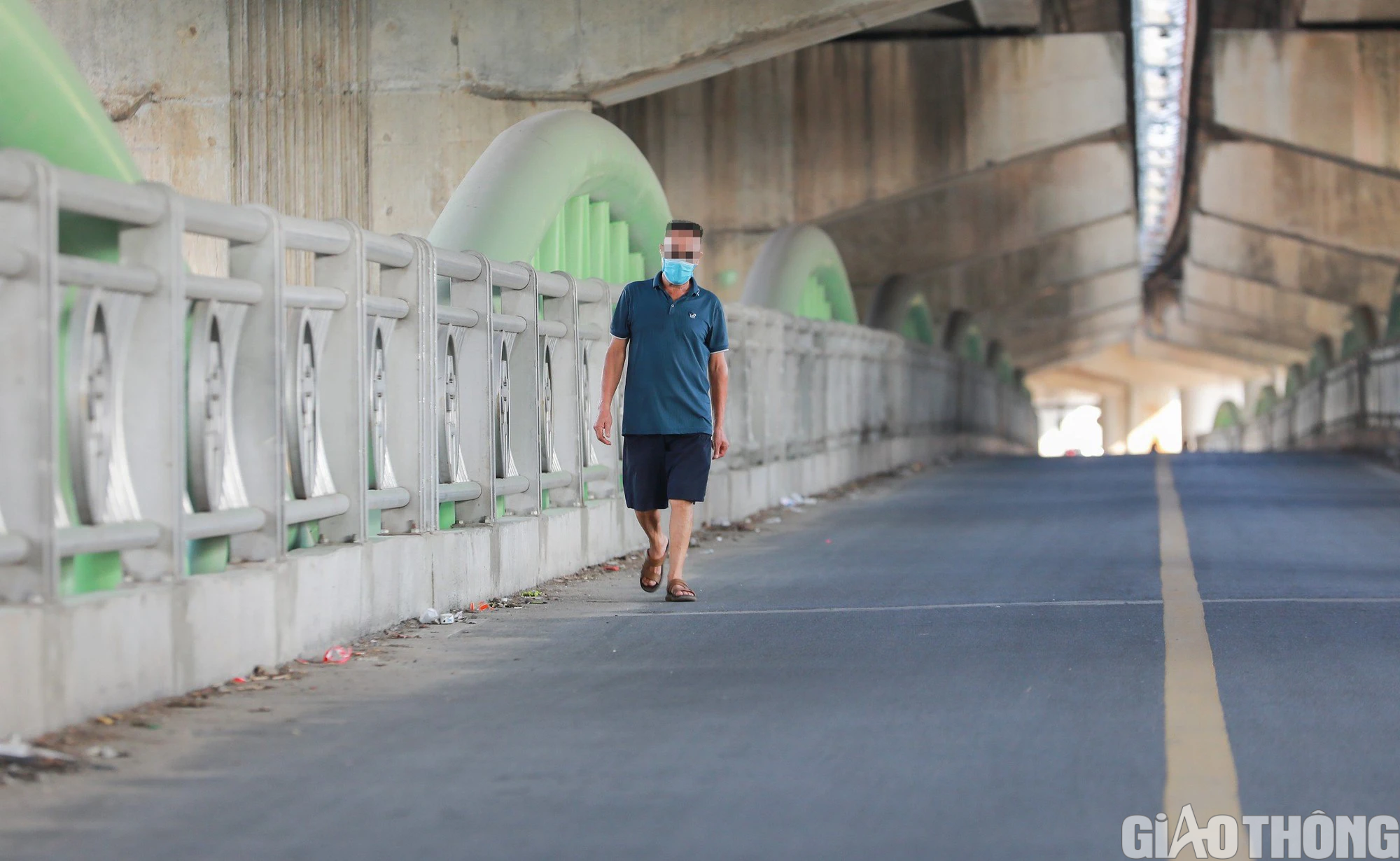 Cầu vòm thép 65 tỷ ở Hà Nội trở thành nơi người dân thoải mái vi phạm giao thông - Ảnh 6.