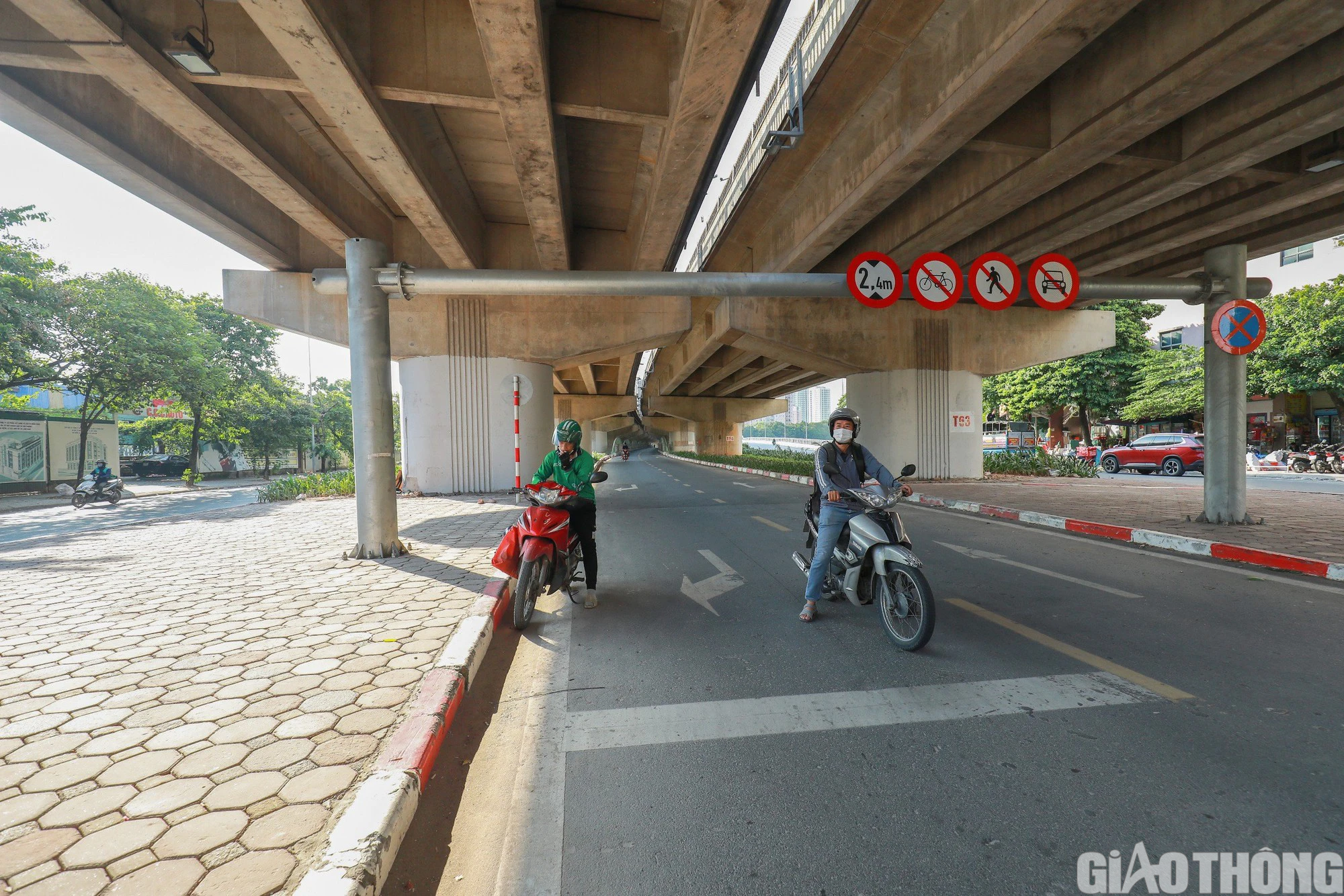 Cầu vòm thép 65 tỷ ở Hà Nội trở thành nơi người dân thoải mái vi phạm giao thông - Ảnh 12.