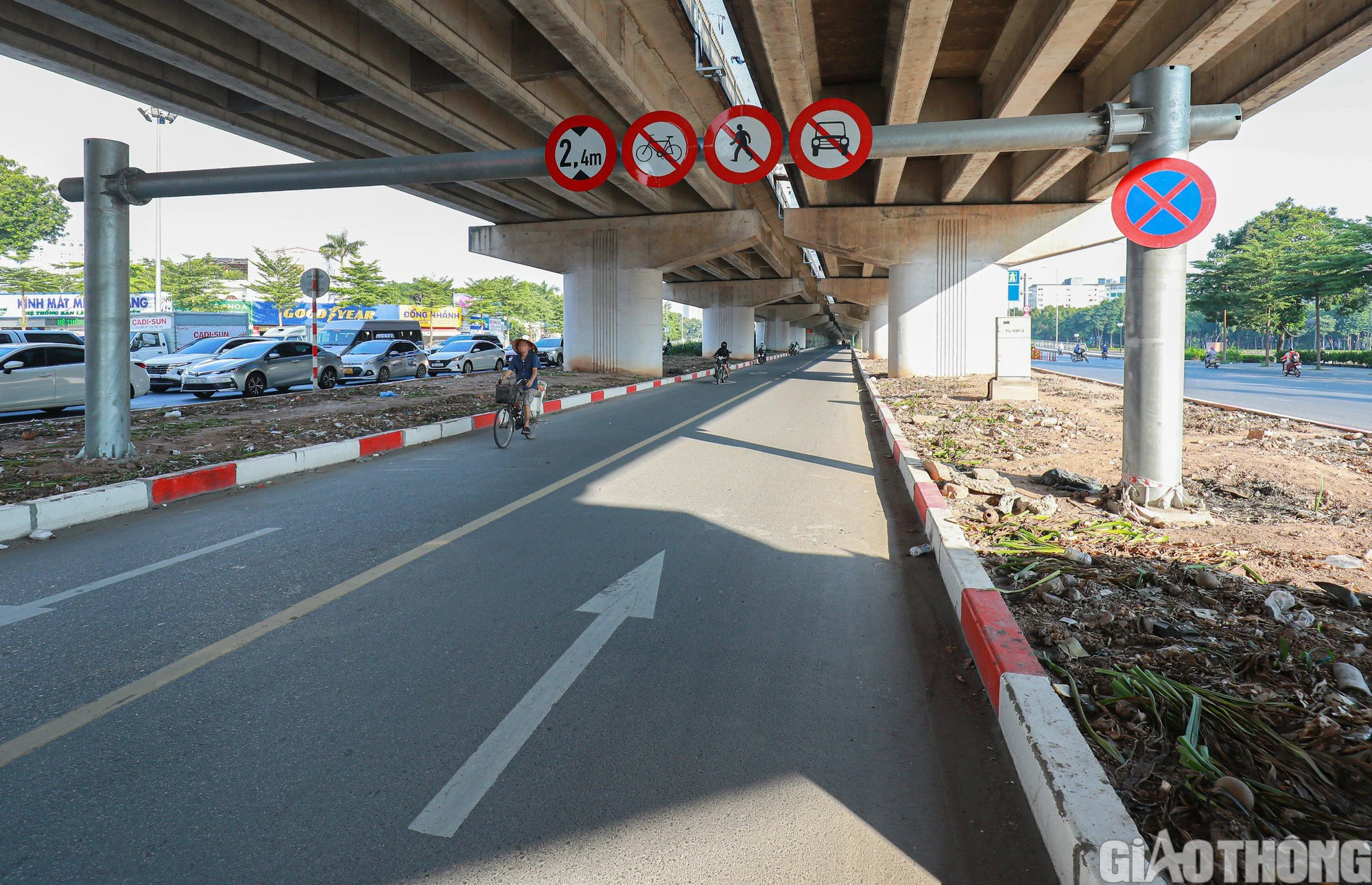 Cầu vòm thép 65 tỷ ở Hà Nội trở thành nơi người dân thoải mái vi phạm giao thông - Ảnh 13.
