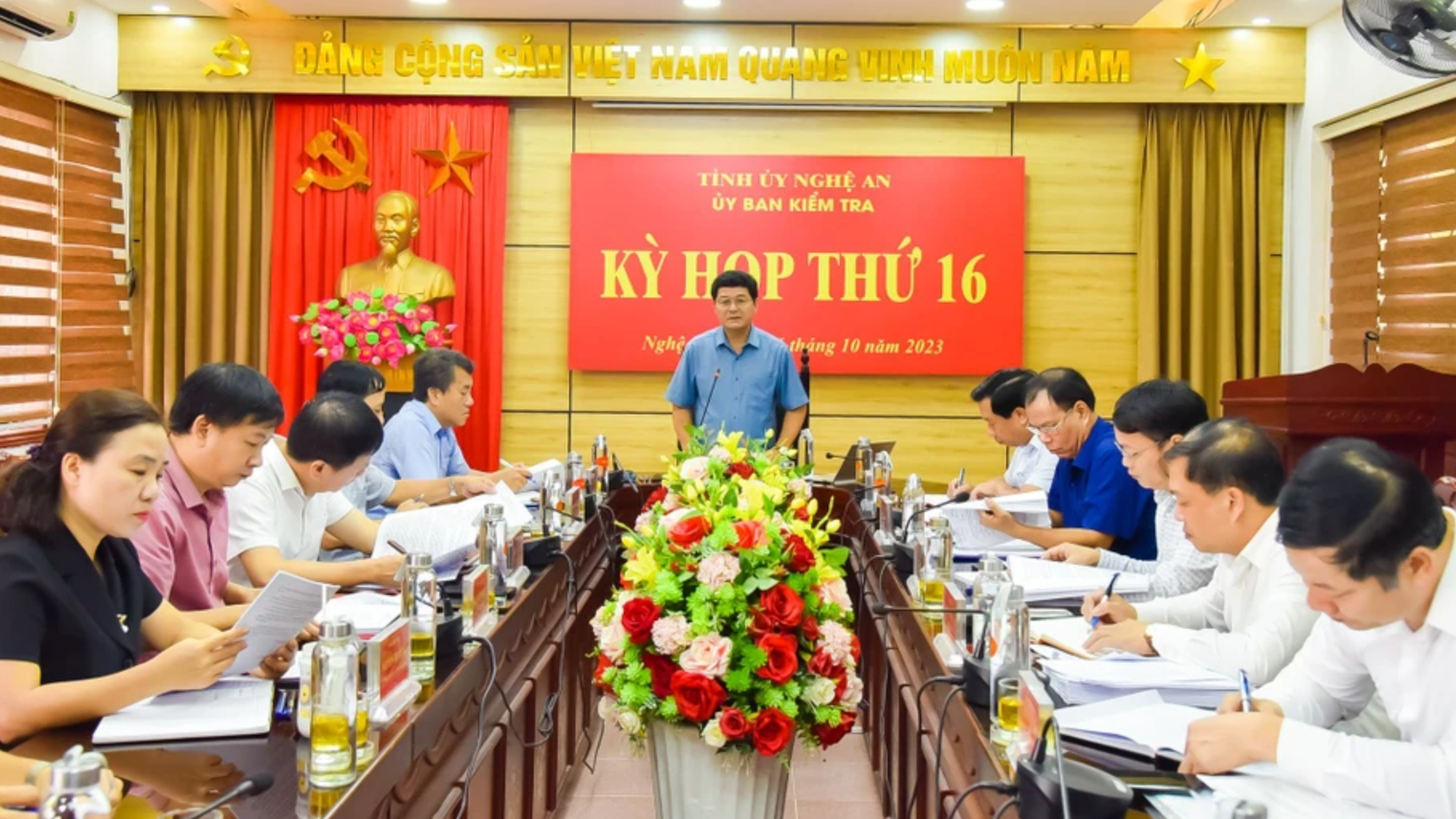 Khiển trách chủ tịch huyện ở Nghệ An - Ảnh 1.
