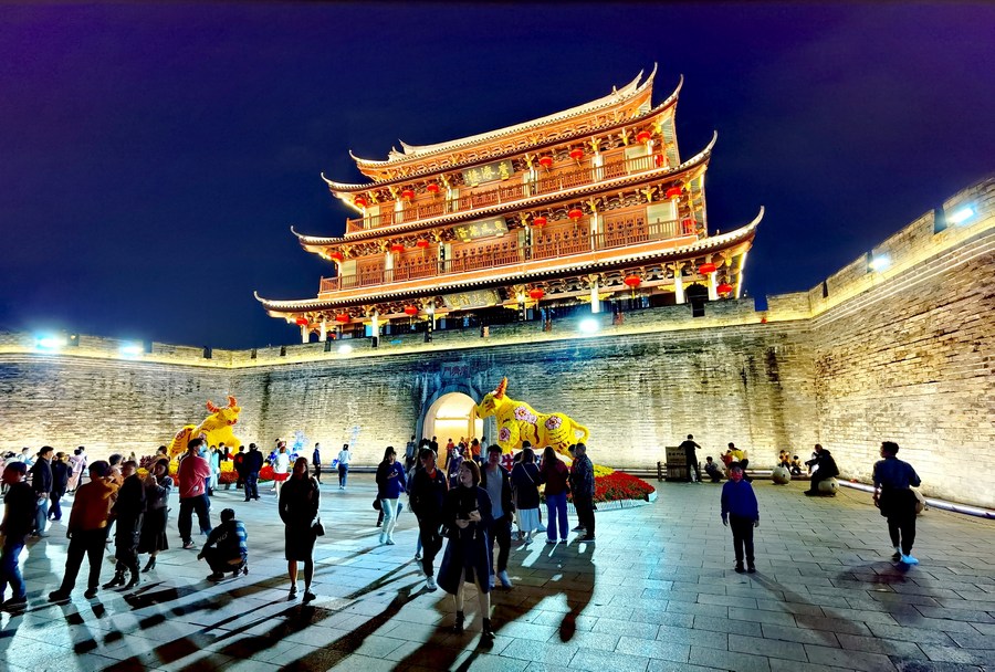 Doanh thu du lịch Trung Quốc trong 8 ngày đạt hơn 100 tỷ USD - Ảnh 1.