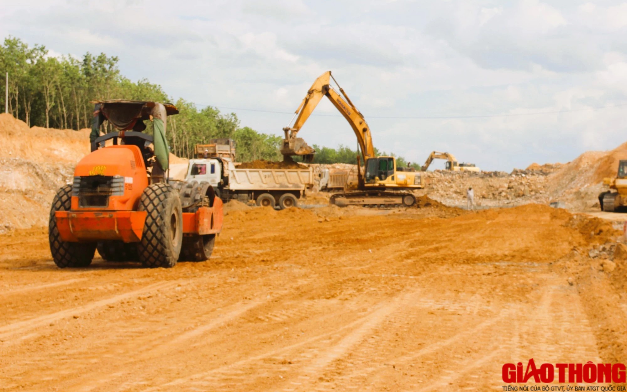 Phê duyệt tiền cấp quyền khai thác mỏ đất Vĩnh Sơn 5 làm cao tốc Vạn Ninh - Cam Lộ - Ảnh 1.