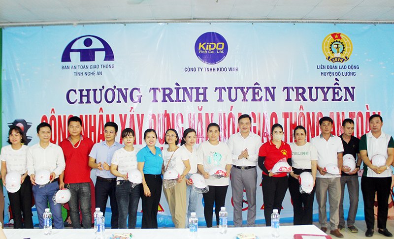 Hơn 200 công nhân được tuyên truyền xây dựng văn hóa giao thông an toàn - Ảnh 3.