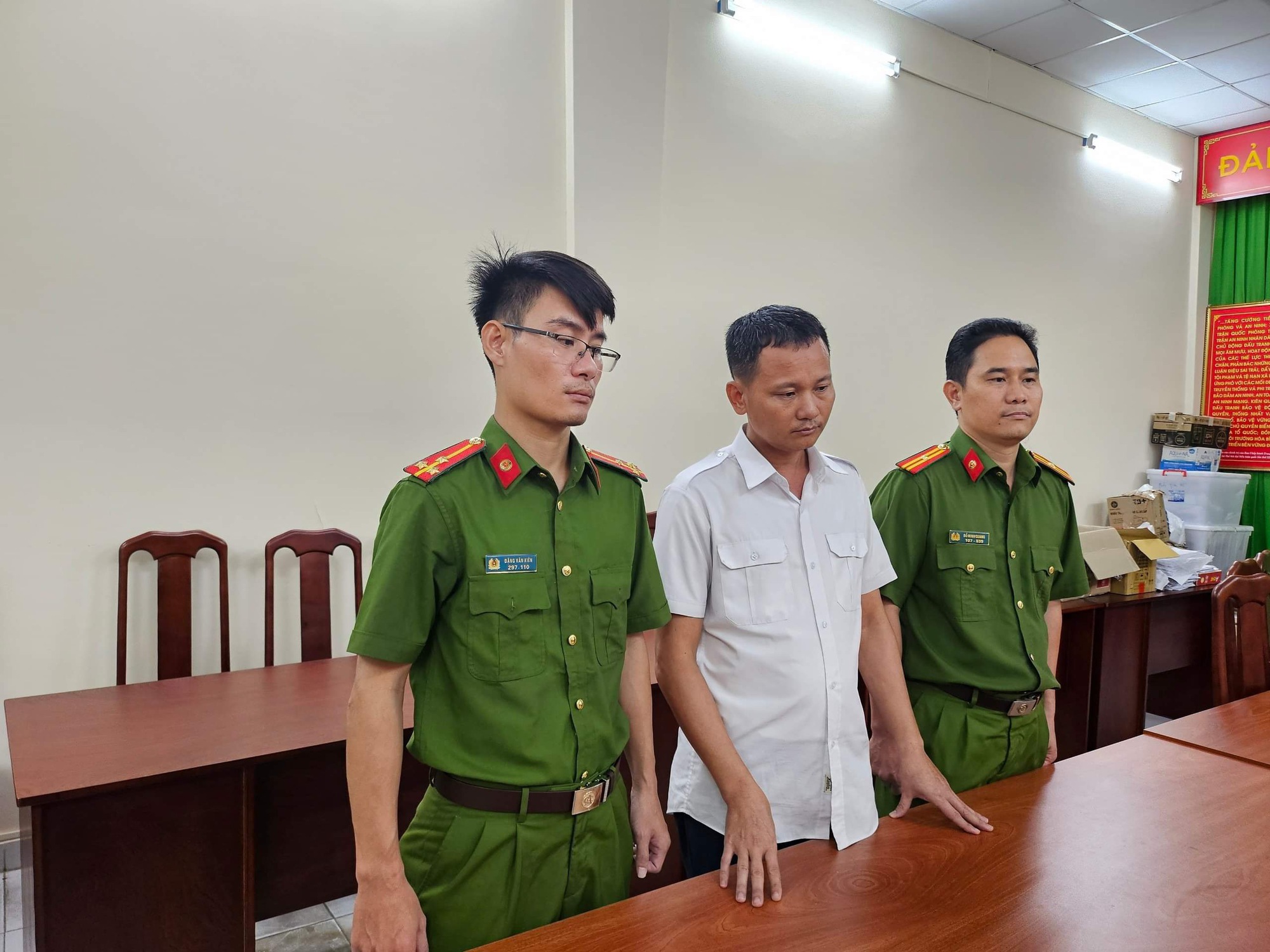 Nhân viên bảo dưỡng máy bay ở Tân Sơn Nhất tiếp tay buôn lậu 600 Iphone 14  - Ảnh 1.
