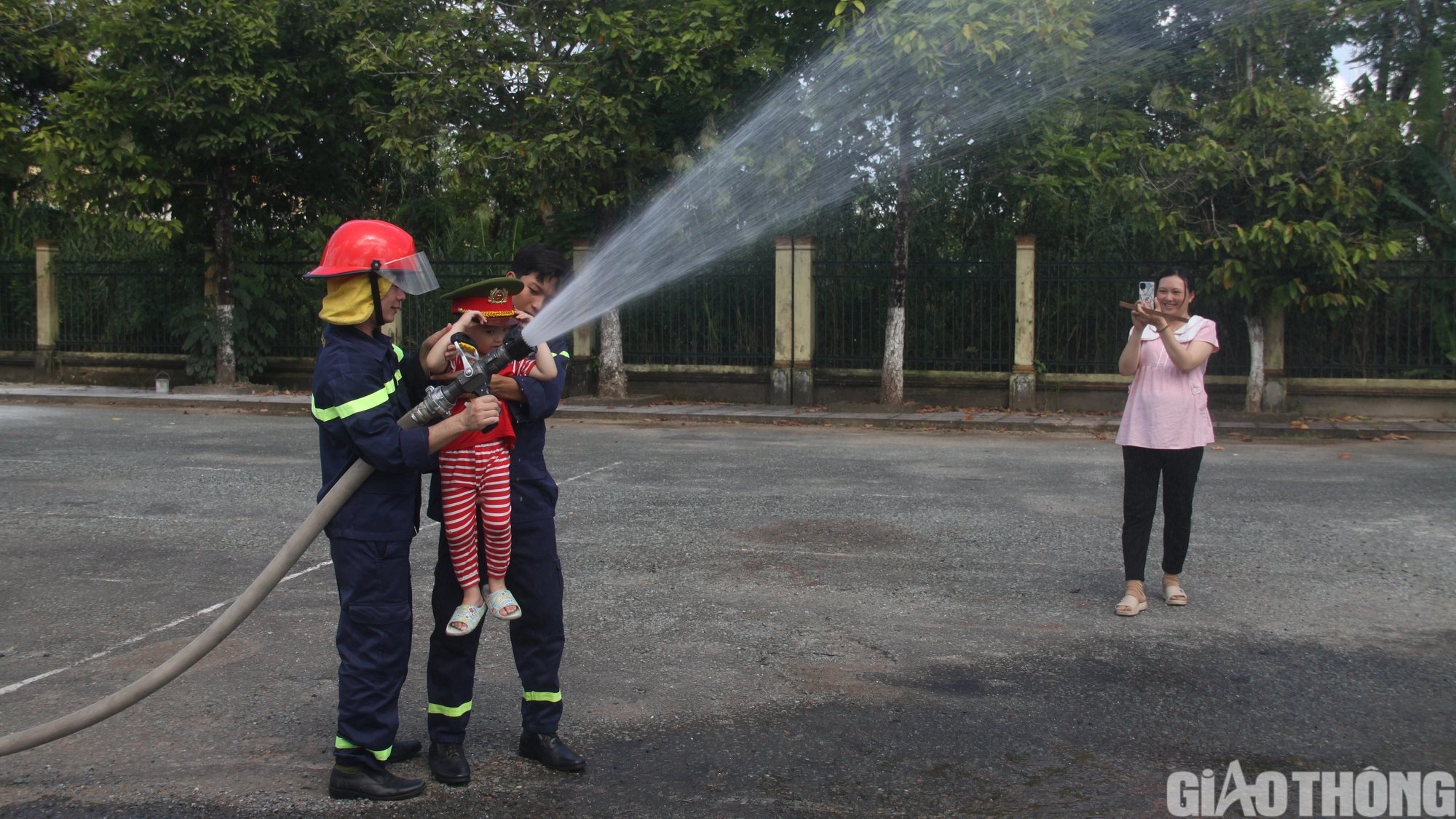 Người dân, trẻ em trải nghiệm thực hành chữa cháy, cứu nạn cứu hộ - Ảnh 6.