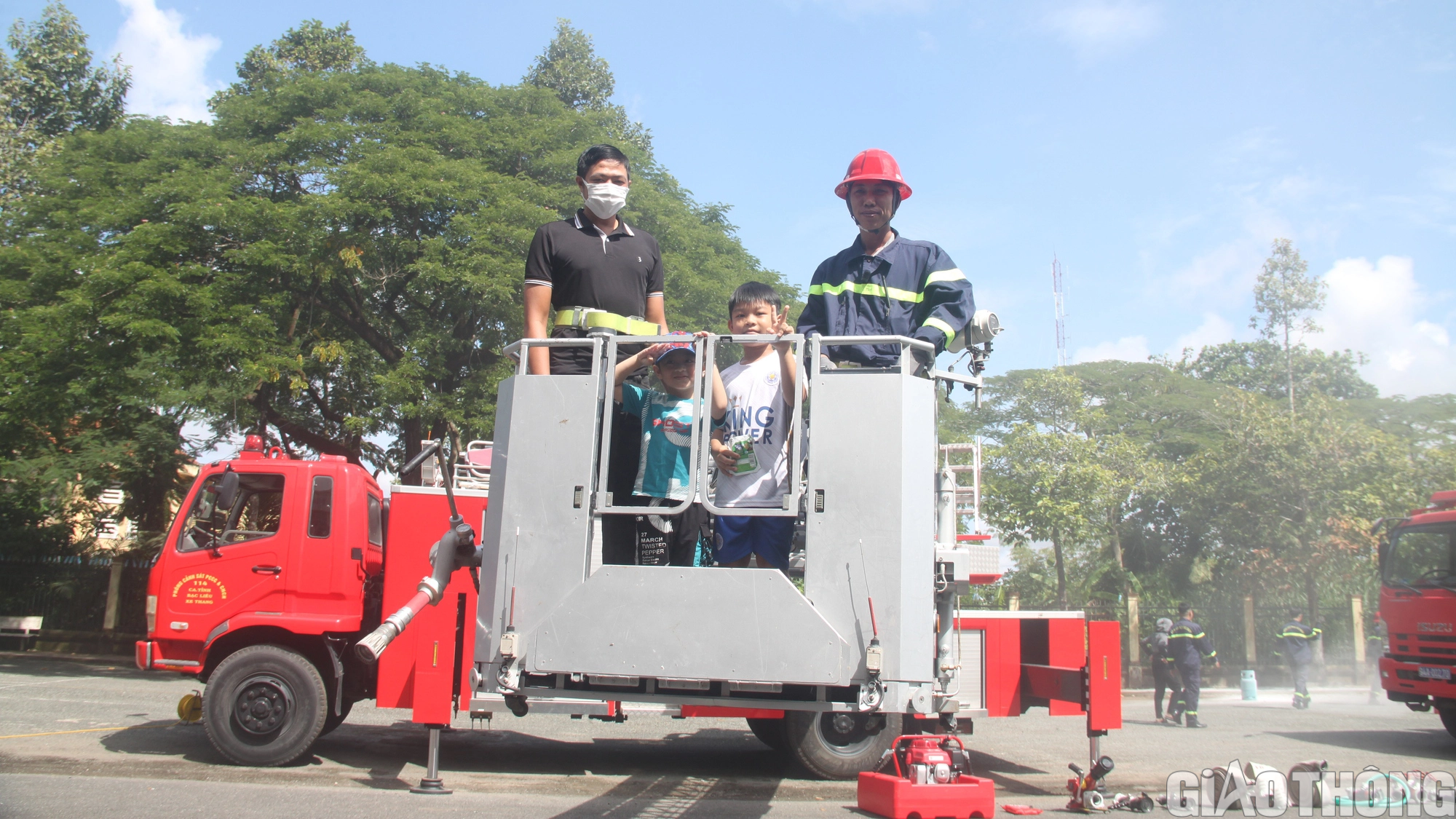 Người dân, trẻ em trải nghiệm thực hành chữa cháy, cứu nạn cứu hộ - Ảnh 9.