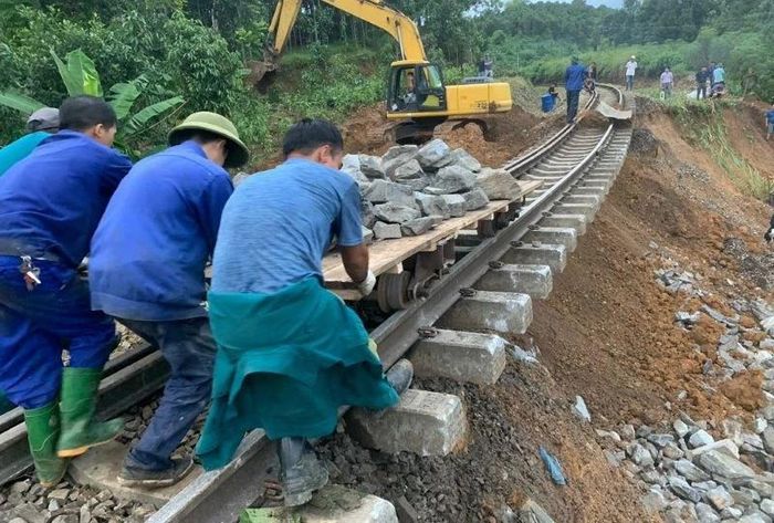 Mưa lũ gây sạt lở đất, đè bé gái 12 tuổi tử vong ở Yên Bái - Ảnh 3.