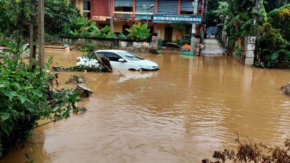 Mưa lũ gây sạt lở đất, đè bé gái 12 tuổi tử vong ở Yên Bái - Ảnh 4.