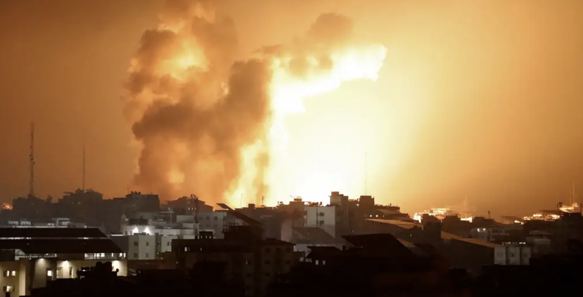 Khoảnh khắc Israel không kích trả đũa Hamas, phá tan toà nhà cao tầng ở Gaza - Ảnh 1.