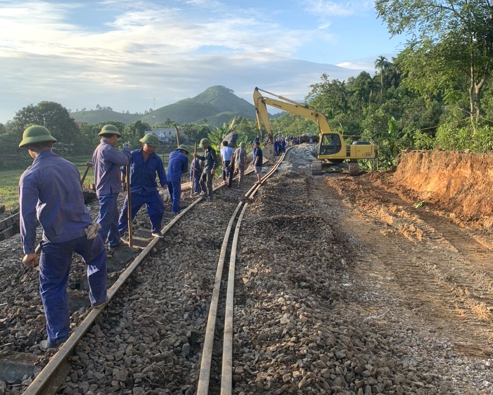 Đường sắt Lào Cai qua Yên Bái đã khắc phục xong, thông đường toàn tuyến - Ảnh 2.