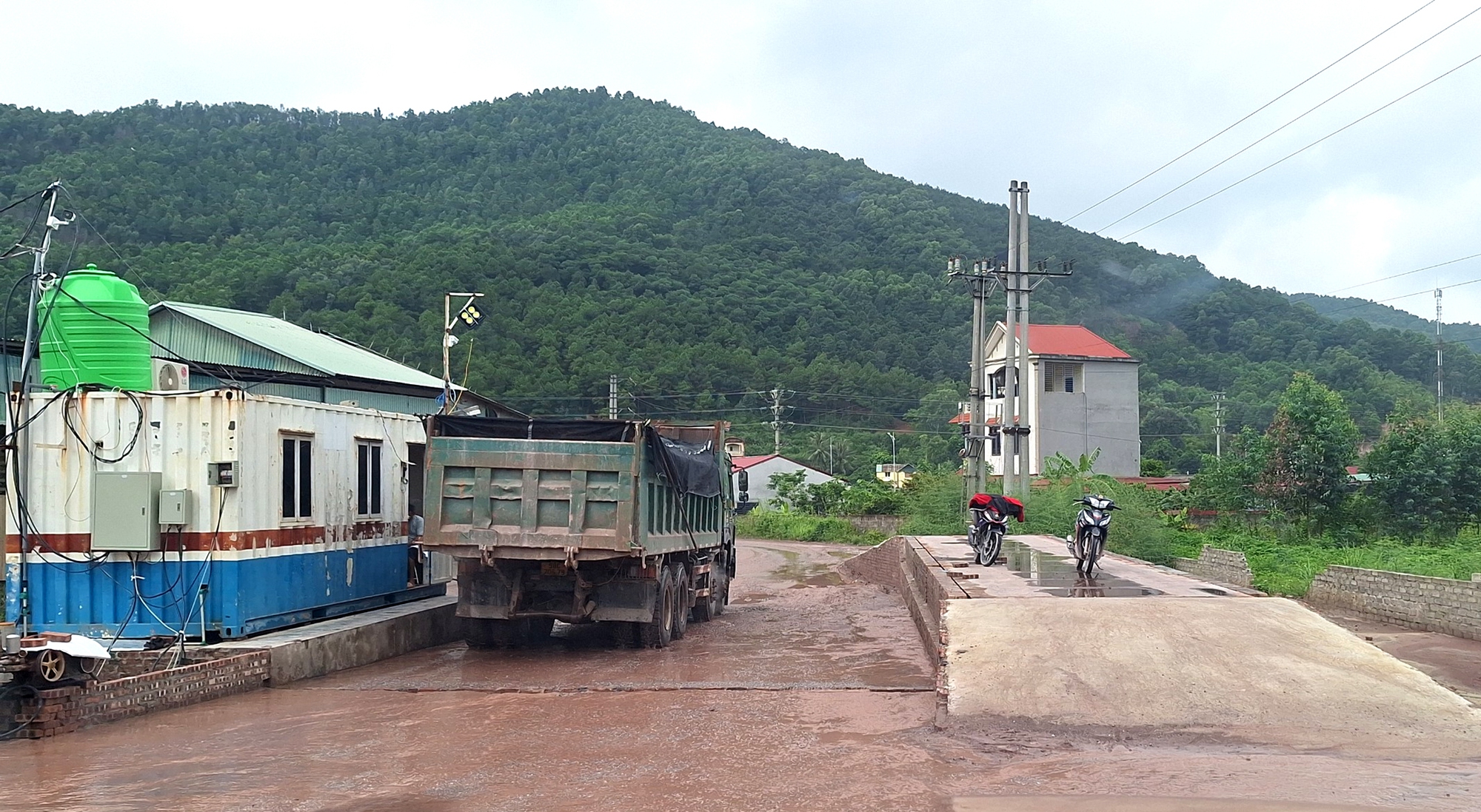 Bắc Giang: Trạm cân có cũng như không, xe quá tải lộng hành - Ảnh 1.