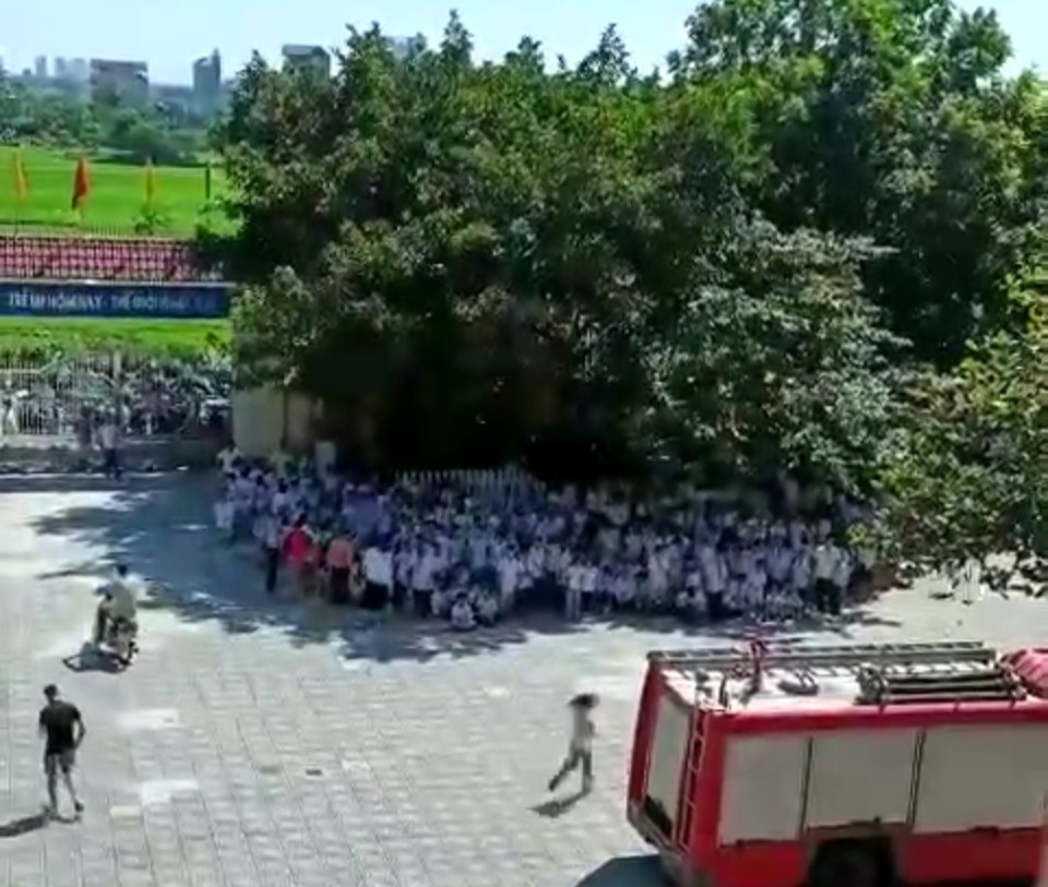 Hà Nội: Cháy tại trường tiểu học, hàng trăm học sinh hoảng loạn - Ảnh 2.