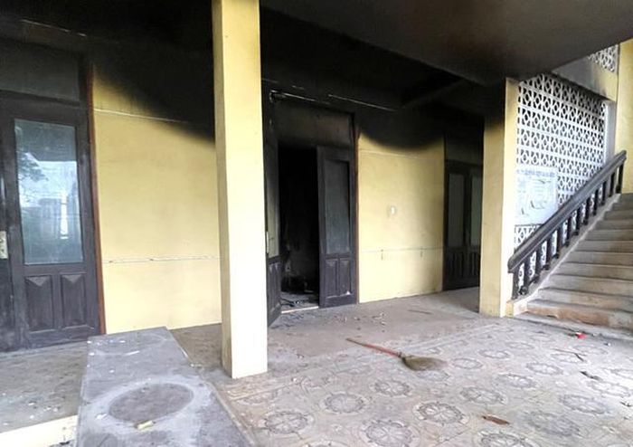 Tá hỏa phát hiện thi thể nam giới chết cháy tại trụ sở bỏ hoang - Ảnh 1.