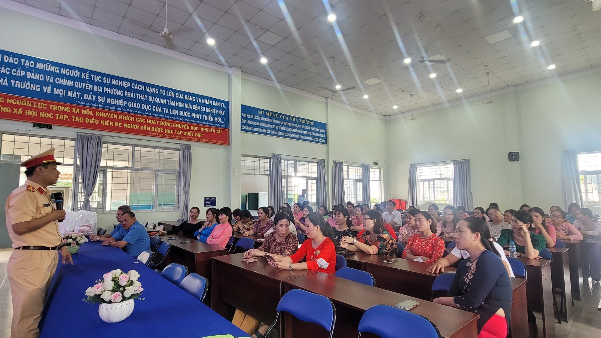 Trao tặng hàng trăm mũ bảo hiểm cho học sinh trường tiểu học Lê Văn Việt (TP Thủ Đức) - Ảnh 5.
