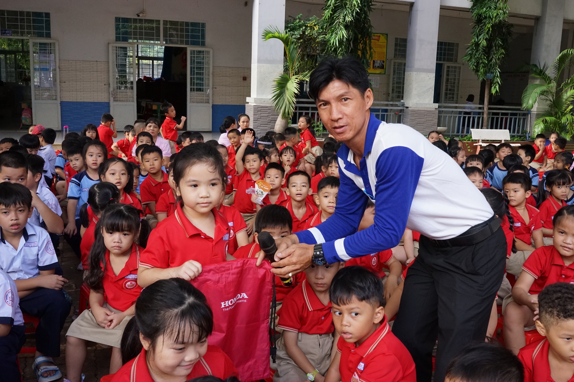 Trao tặng hàng trăm mũ bảo hiểm cho học sinh trường tiểu học Lê Văn Việt (TP Thủ Đức) - Ảnh 4.