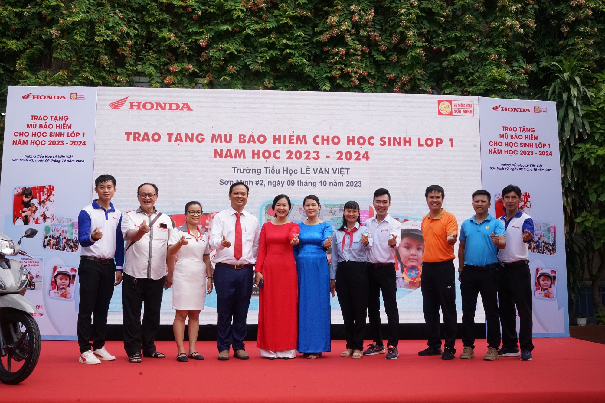 Trao tặng hàng trăm mũ bảo hiểm cho học sinh trường tiểu học Lê Văn Việt (TP Thủ Đức) - Ảnh 2.