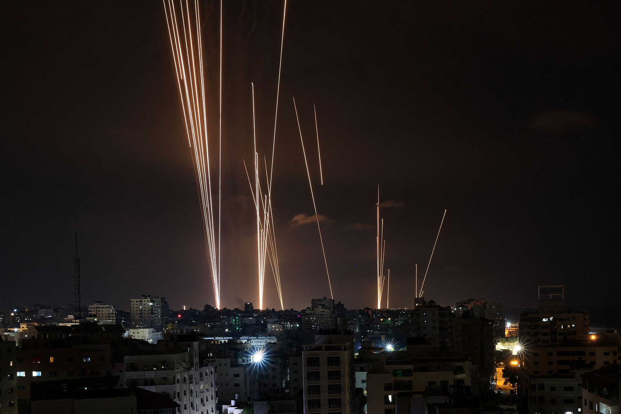 Israel điều 30 vạn quân, mặt trận rực lửa: Bộ trưởng Gallant lệnh 'bao vây toàn diện Gaza' - Ảnh 1.