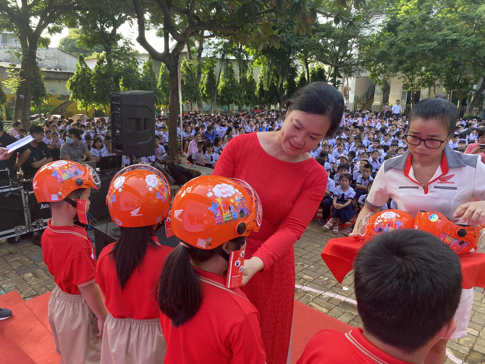 Trao tặng hàng trăm mũ bảo hiểm cho học sinh trường tiểu học Lê Văn Việt (TP Thủ Đức) - Ảnh 1.