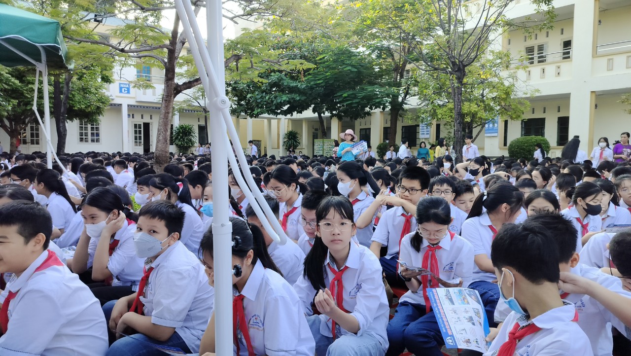Hàng nghìn học sinh Thanh Hoá được phổ biến luật giao thông - Ảnh 1.