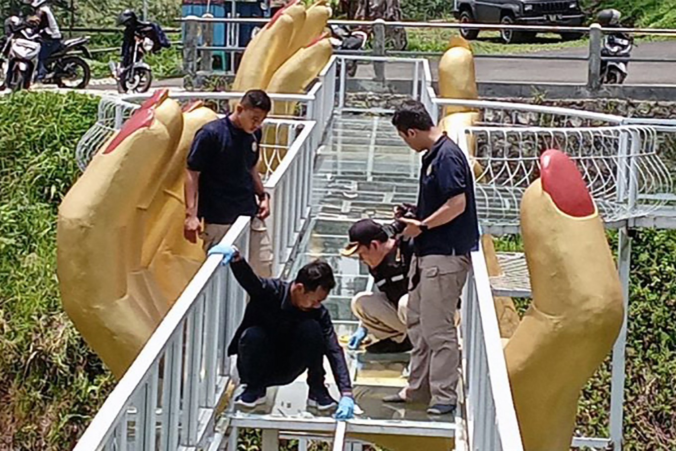 Sau tai nạn khiến một người thiệt mạng, Indonesia sẽ siết quy định về xây dựng cầu kính - Ảnh 1.