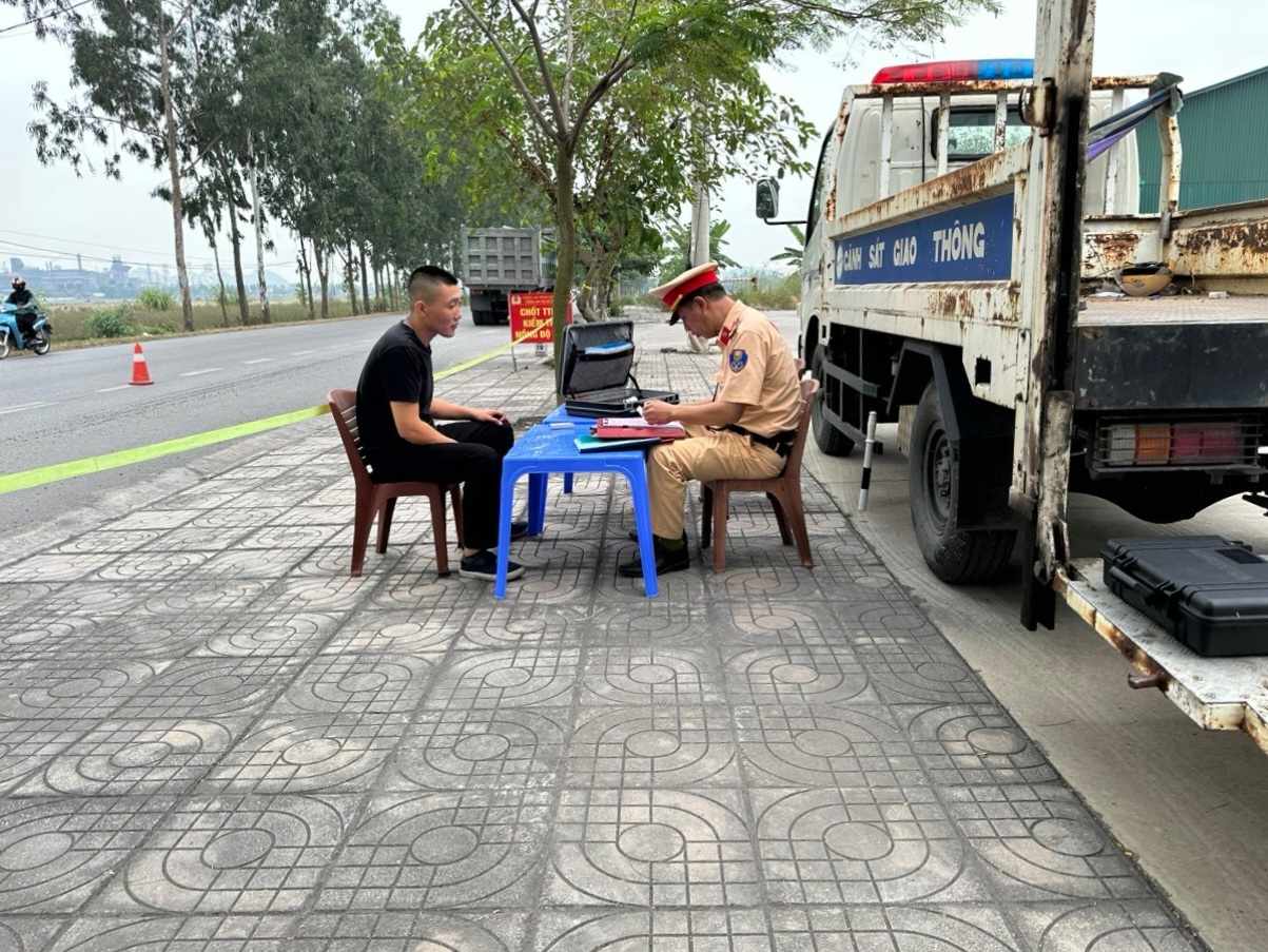 Công an thị xã Kinh Môn ra quân xử lý vi phạm sau phản ánh của Báo Giao thông - Ảnh 1.