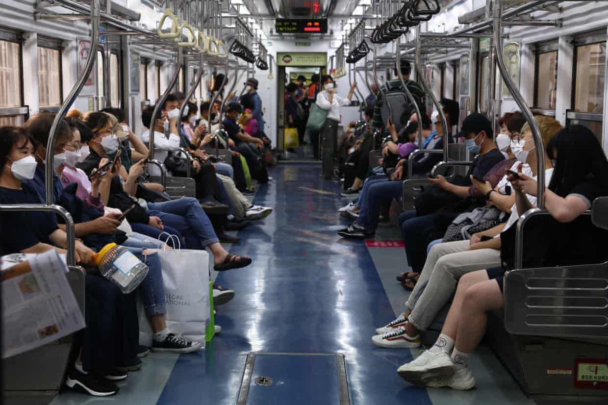 Hệ thống tàu điện ngầm Seoul sẽ thử nghiệm toa tàu không ghế ngồi để giảm tắc nghẽn - Ảnh 1.