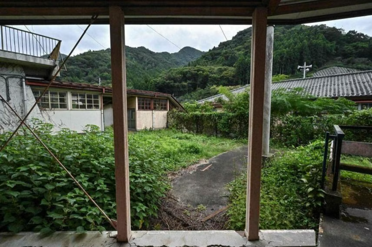 Nhật Bản đóng cửa hàng loạt trường học do già hoá dân số - Ảnh 1.