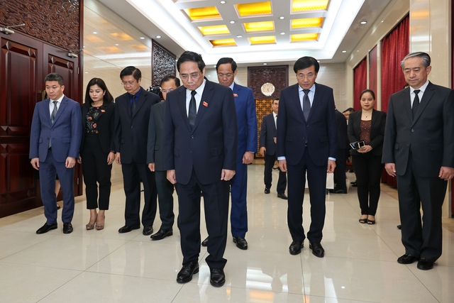 Thủ tướng Phạm Minh Chính viếng nguyên Thủ tướng Trung Quốc Lý Khắc Cường - Ảnh 1.