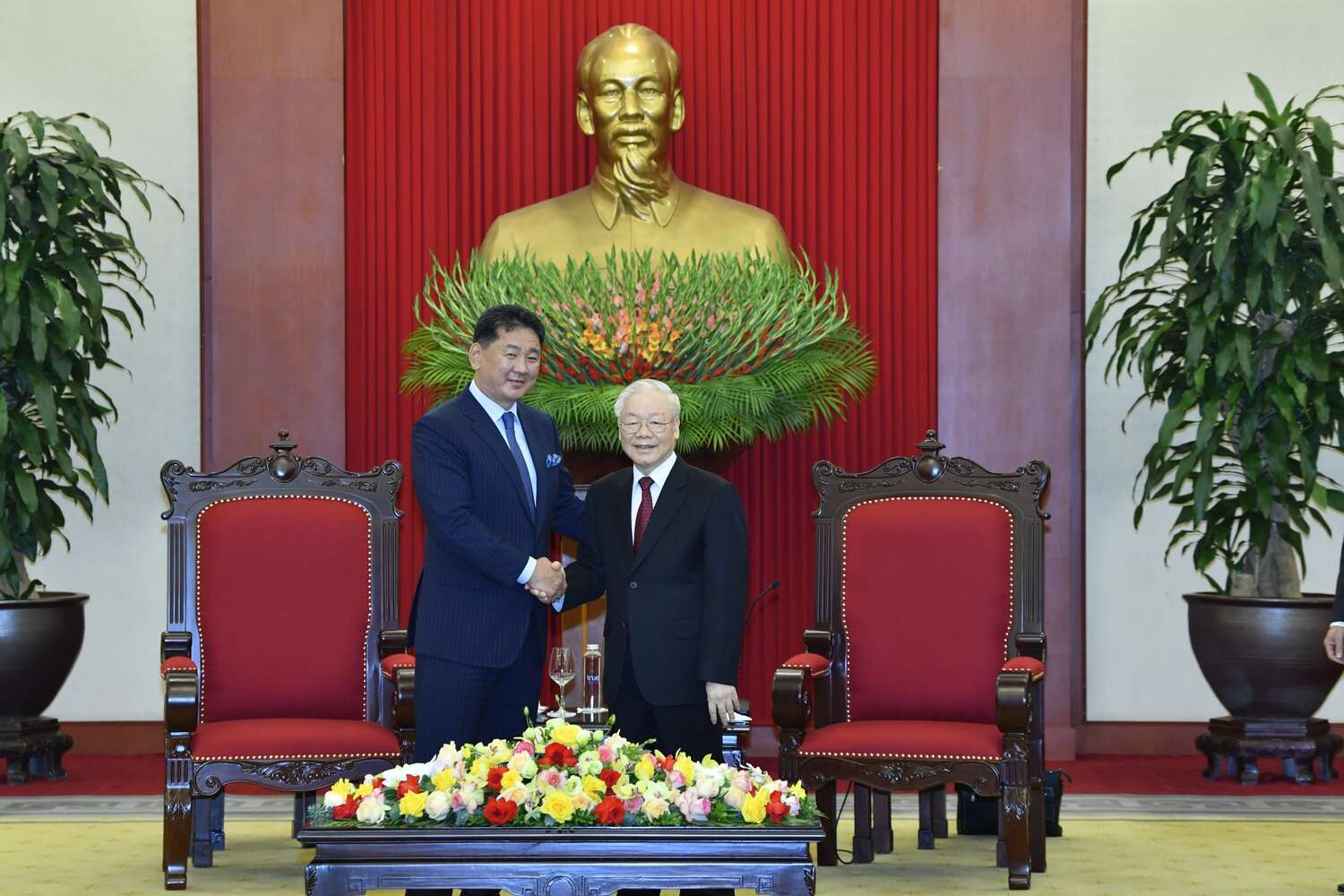 Tổng Bí thư Nguyễn Phú Trọng tiếp Tổng thống Mông Cổ - Ảnh 1.