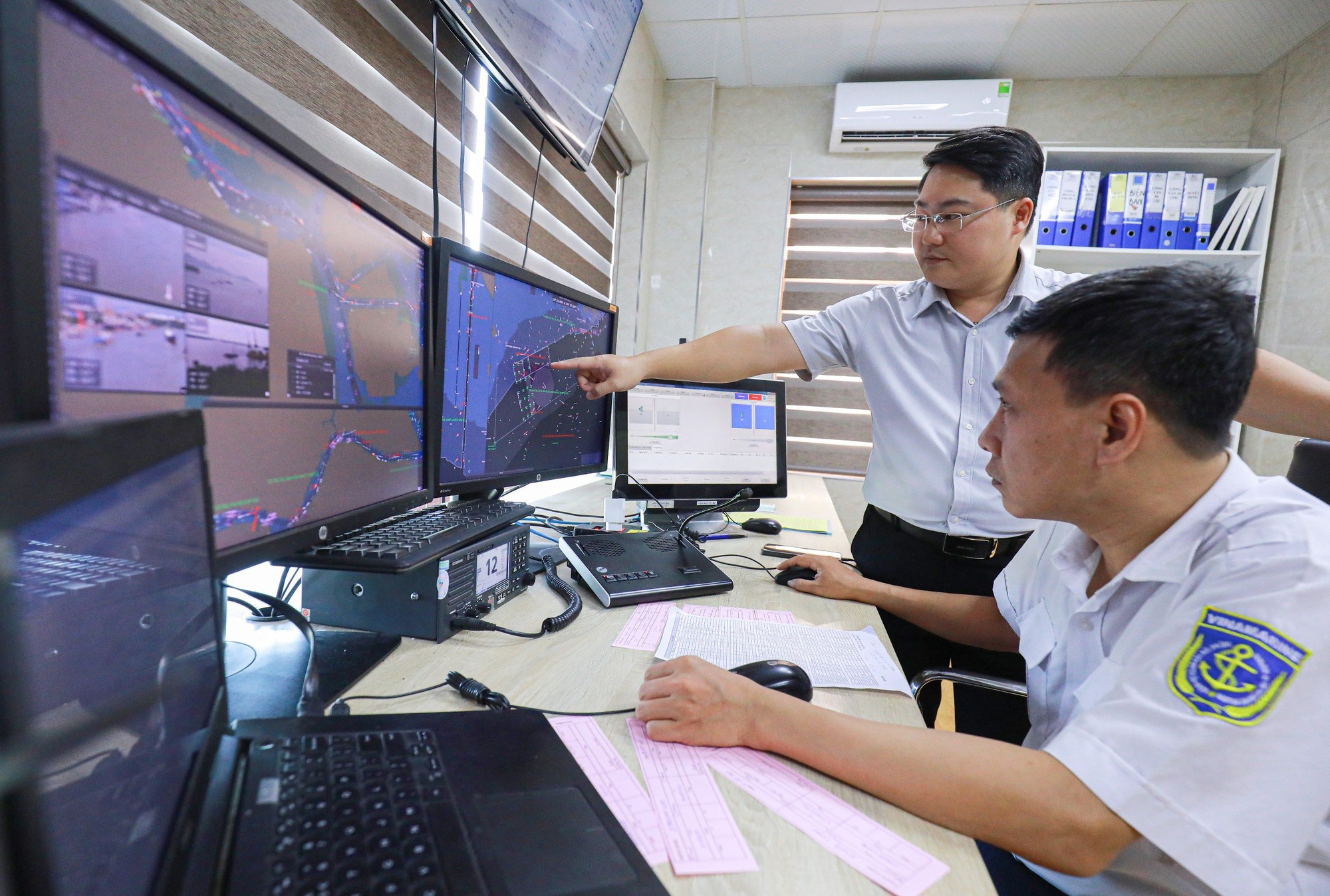 Các giám sát viên, điều phối viên làm nhiệm vụ tại phòng điều phối giao thông hàng hải VTS Hải Phòng Ảnh: Tạ Hải