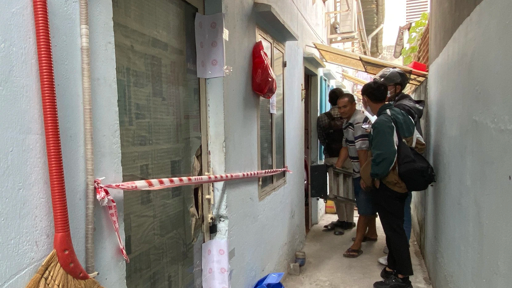 Ba người chết thương tâm trong phòng trọ ở TP.HCM nghi do ngạt khí - Ảnh 1.