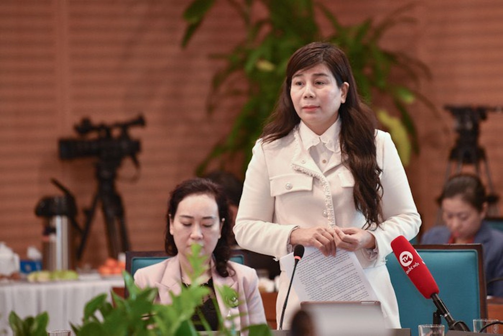 Chủ tịch Hà Nội nói gì vụ lãnh đạo quận đã nghỉ công tác vẫn ký giấy tờ? - Ảnh 1.