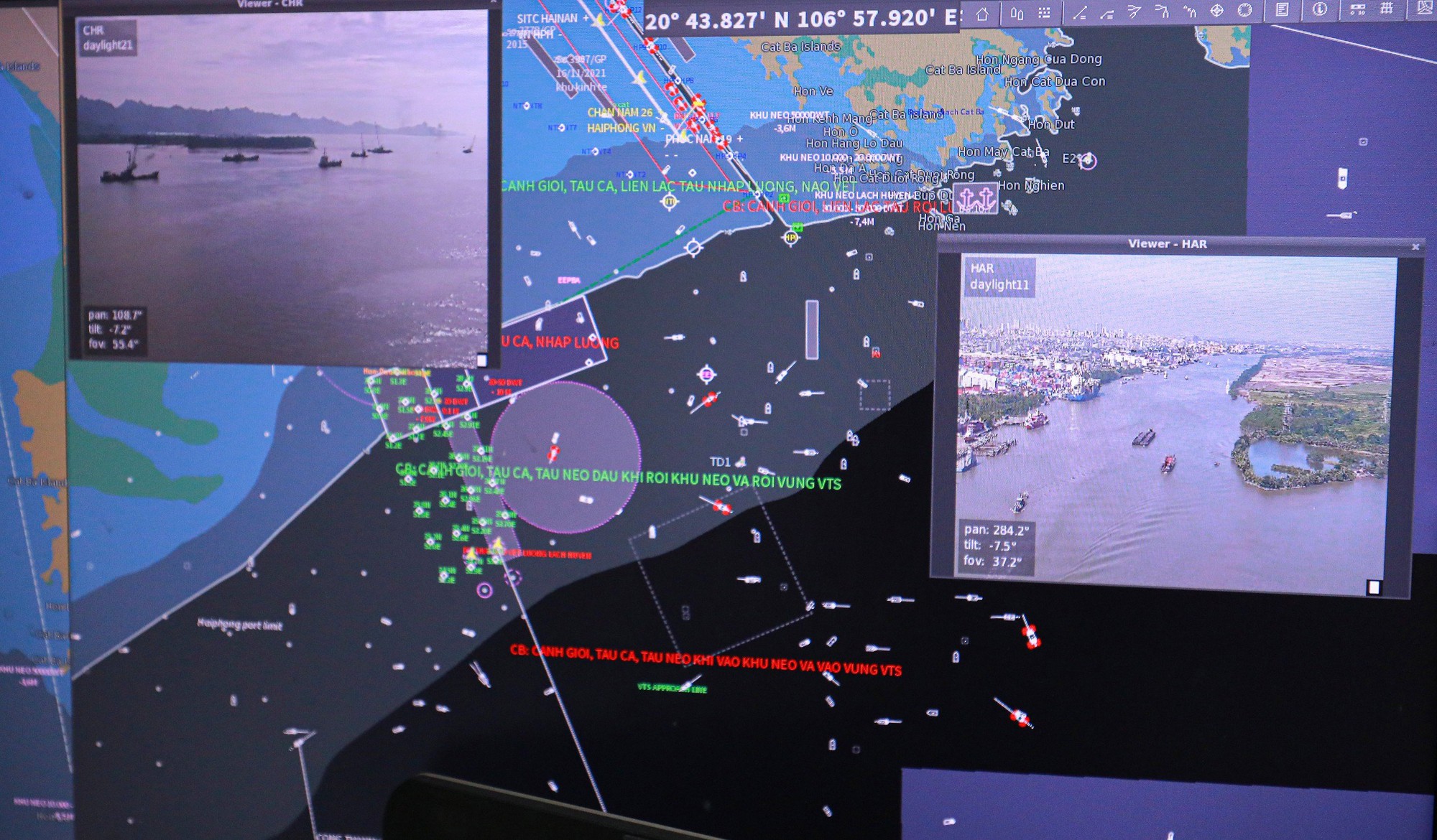Hệ thống VTS hiển thị và truyền thông tin các thông tin về tàu thuyền, vị trí phương tiện... để các giám sát viên, điều phối viên VTS theo dõi mục tiêu và điều phối giao thông Ảnh: Tạ Hải